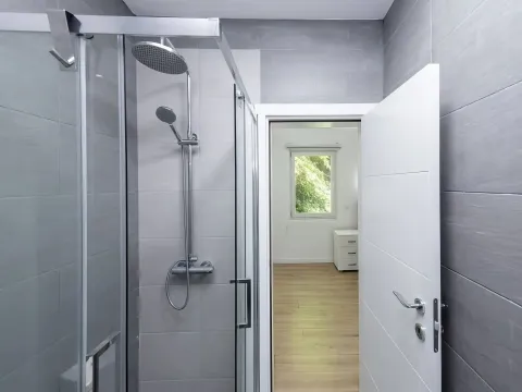Rent, two bedroom apartment, 77m², Bečići, Budva - image 2