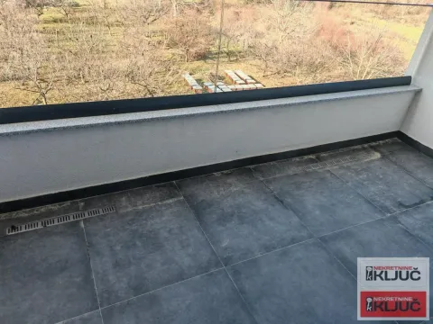 Pogled sa popločane terase na prirodu. - image 4