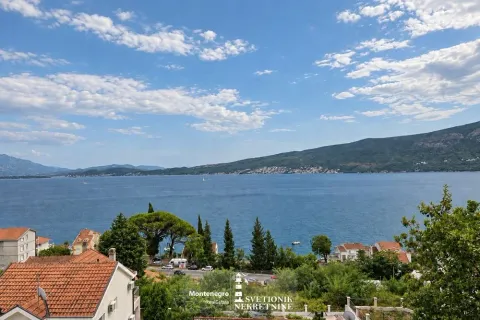 Pogled na more i okolinu sa terase nekretnine. - image 2