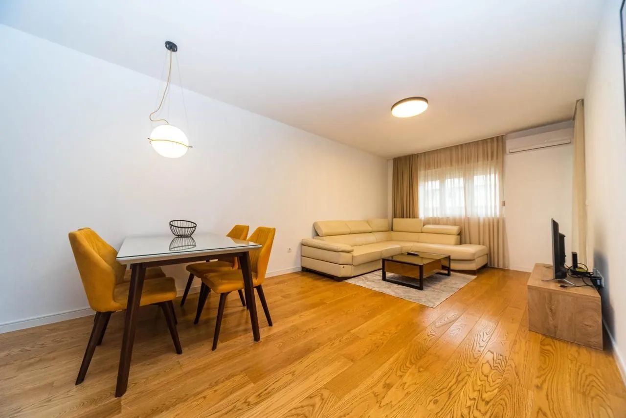 Izdavanje, dvosoban stan, 70m², Central Point, Podgorica