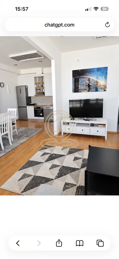Dnevna soba povezana sa kuhinjom i trpezarijom.