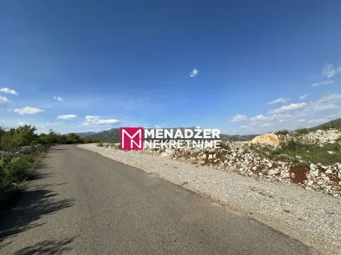 Asfaltni put pored zemljišta u prirodi. - image 4