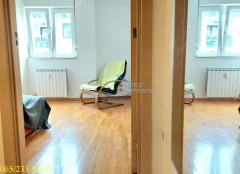 Prazna soba sa drvenim podom, foteljom i dva prozora. - image 8