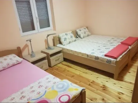 Izdavanje, kuća, 200m², Kuče, Podgorica - image 2