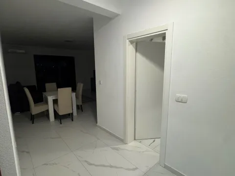 Izdavanje, trosoban stan, 75m², Polje, Bar - image 4