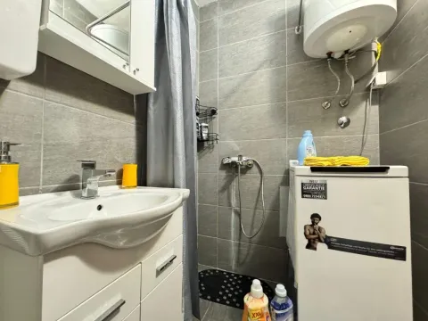 Manje kupatilo sa umivaonikom, tuš kabinom i mašinom za veš. - image 9