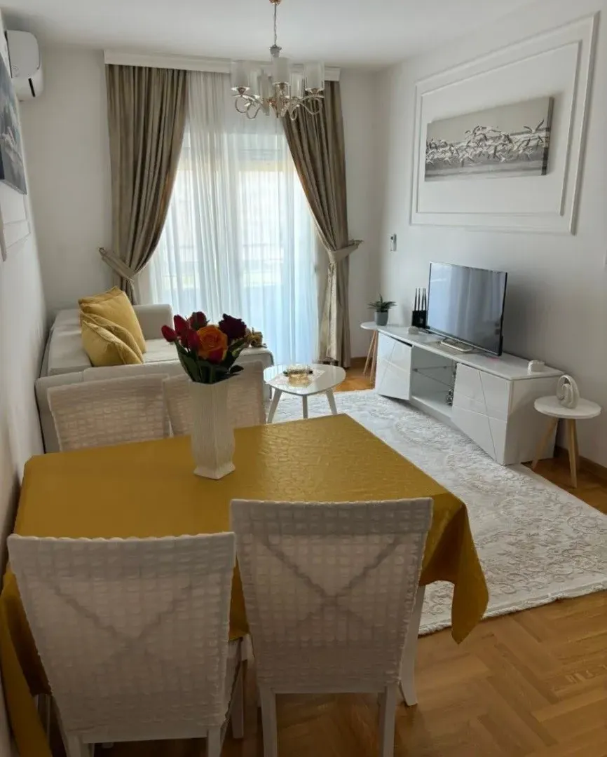 Izdavanje, jednosoban stan, 41m², Centar, Budva