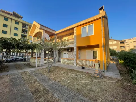 Izdavanje, kuća, 250m², Stari Aerodrom, Podgorica - image 1