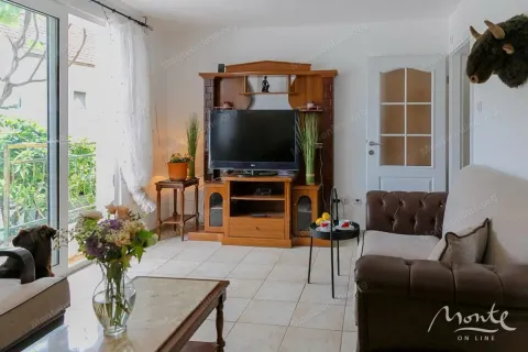 Dnevna soba sa garniturom, TV komodom i izlazom na terasu. - image 2