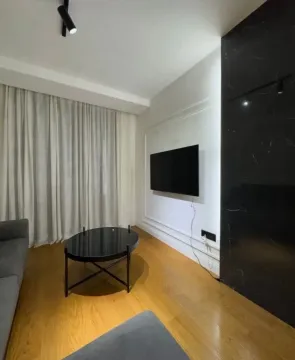 Moderan dnevni boravak sa garniturom, televizorom i klub stočićem. - image 4