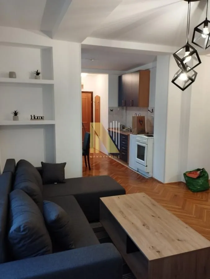 Izdavanje, dvosoban stan, 42m², Centar, Novi Sad
