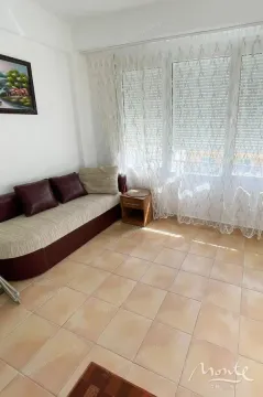Manji dnevni boravak sa trosjedom i velikim prozorom. - image 8