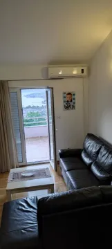 Living room with black leather sofas and access to the terrace. - image 7