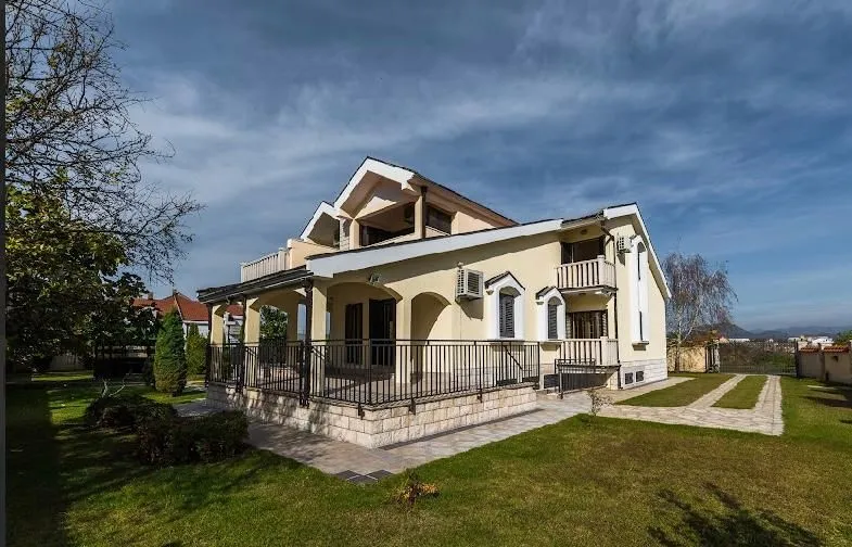 Rent, house, 370m², Zabjelo, Podgorica