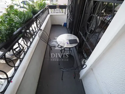 Manji namešten balkon sa stolom i dve stolice. - image 9