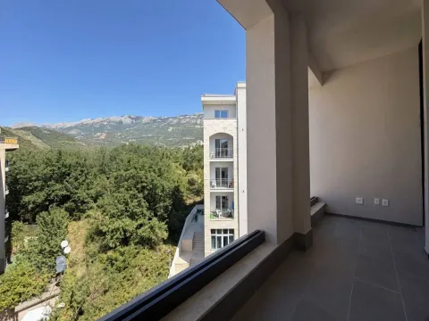 Prostrana terasa sa pogledom na planine i okolno zelenilo. - image 3