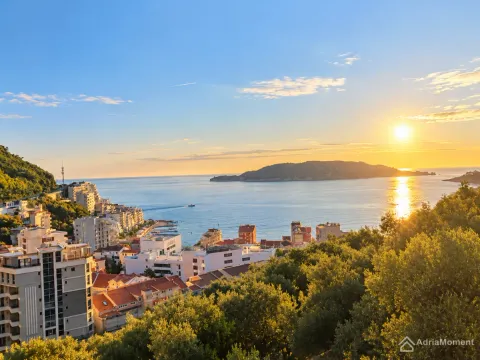 Pogled na more i grad sa zalaskom sunca. - image 4