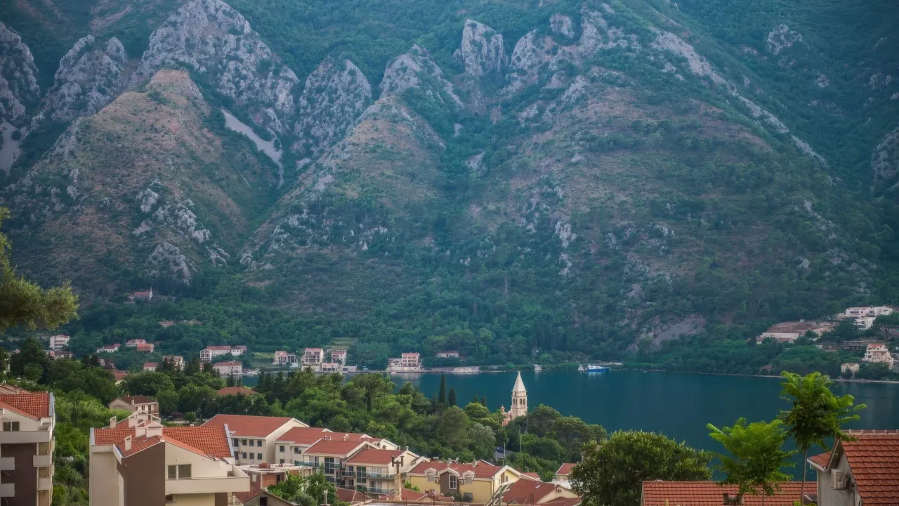 Rent, two bedroom apartment, 81m², Dobrota, Kotor