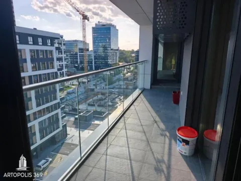 Moderna terasa sa staklenom ogradom i pogledom na grad. - image 15