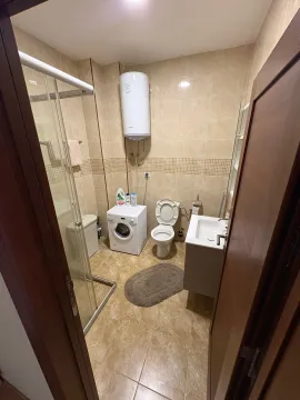 Manje kupatilo sa tuš kabinom, umivaonikom, WC šoljom i veš mašinom. - image 6