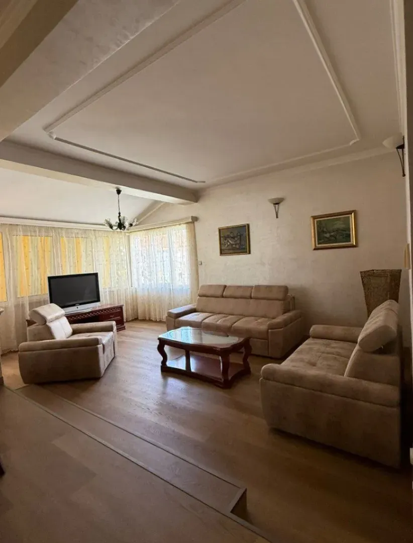 Izdavanje, trosoban stan, 150m², Tivat, Crna Gora
