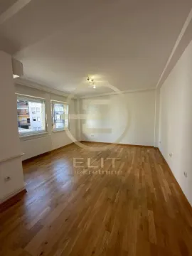 Prazna soba sa parketom i belim zidovima. - image 3