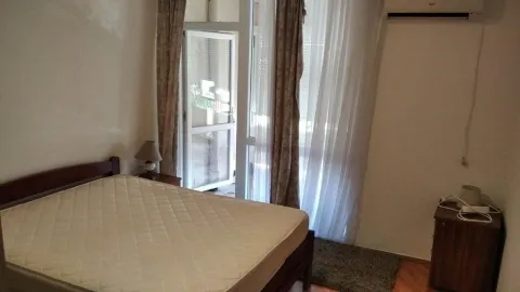 Spavaća soba sa bračnim krevetom i izlazom na terasu. - image 22