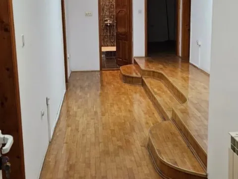 Izdavanje, kuća, 360m², Momišići, Podgorica - image 11