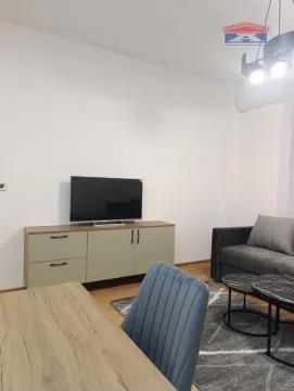 Dnevna soba sa garniturom, TV komodom i trpezarijskim stolom. - image 13