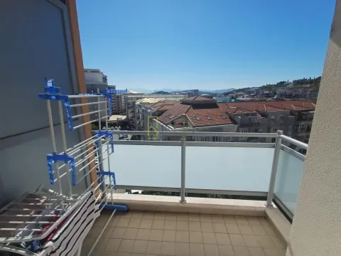 Terasa sa sušilicom za veš i pogledom na grad. - image 13