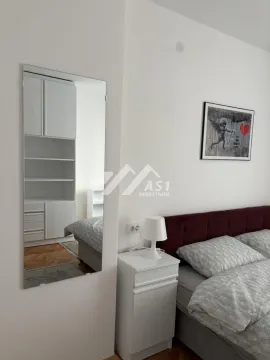 Spavaća soba sa bračnim krevetom, noćnim stočićem i ugradnim ormarom. - image 7