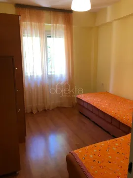 Bedroom with two single beds and a wardrobe. - image 5
