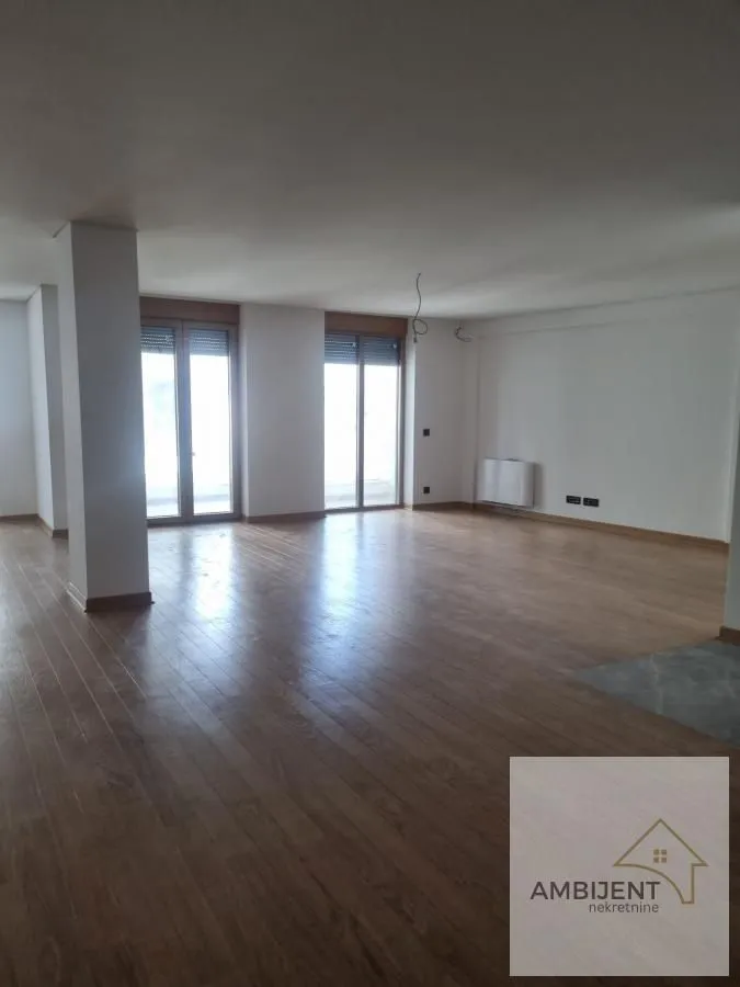 Prodaja, četvorosoban stan, 261m², Čubura, Beograd