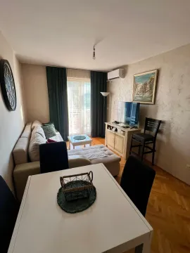 Dnevna soba sa garniturom, TV-om i trpezarijskim stolom. - image 2