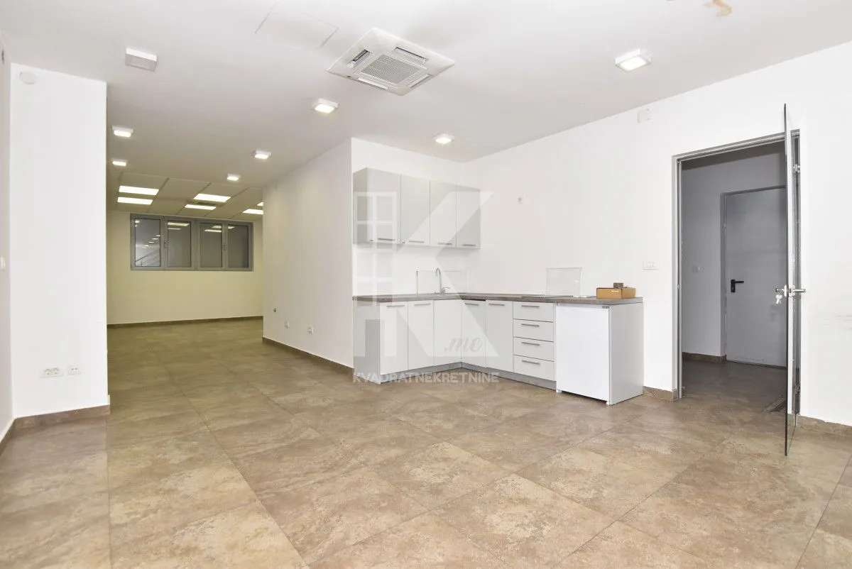 Rent, office space, 241m², Tološka šuma, Podgorica