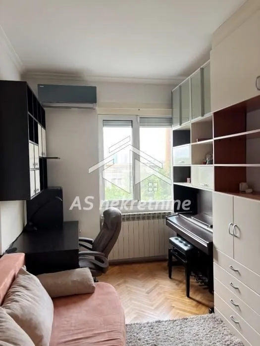 Izdavanje, četvorosoban stan, 86m², Savski Venac, Beograd