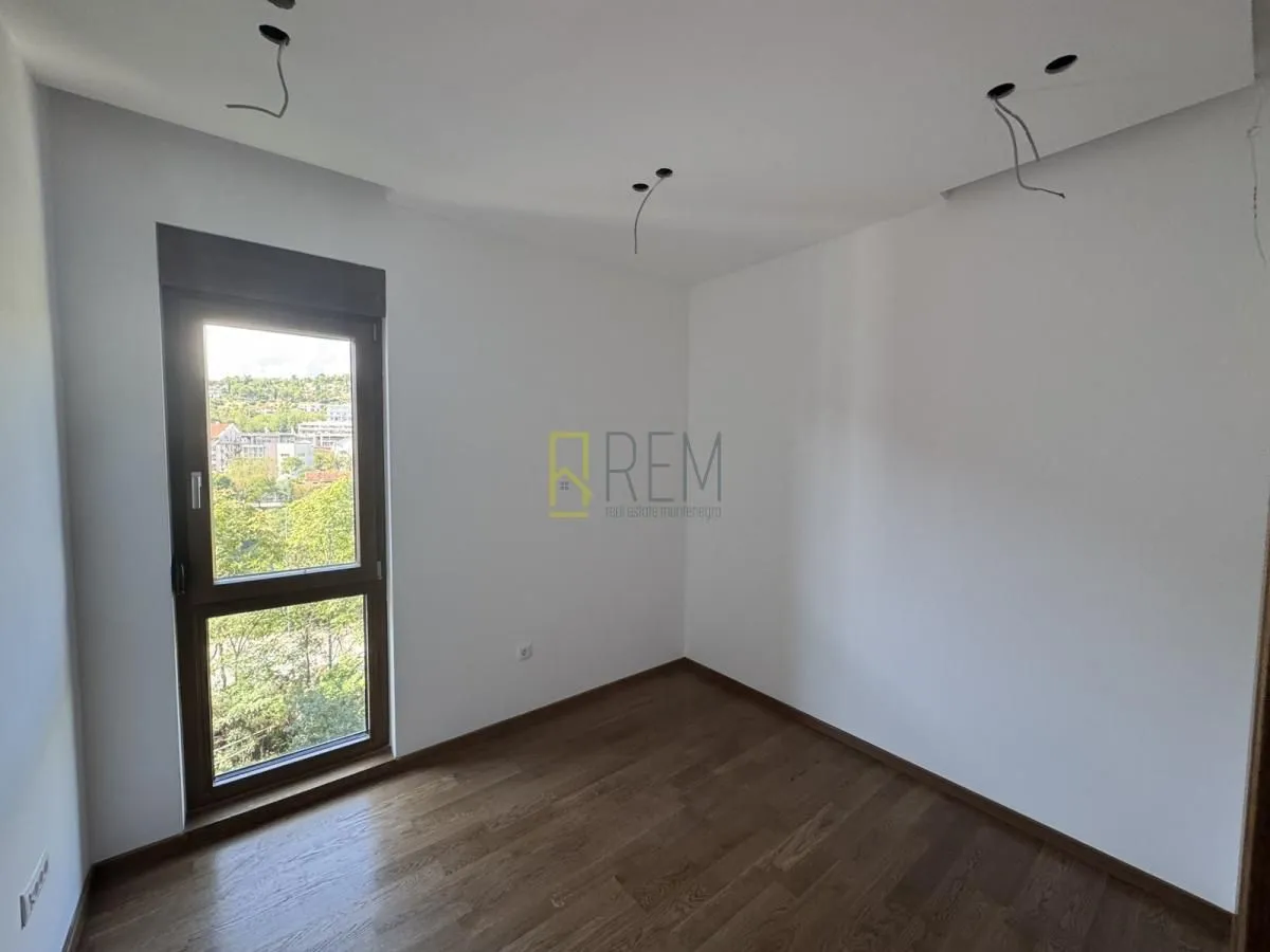 Izdavanje, trosoban stan, 82m², Vezirov Most, Podgorica