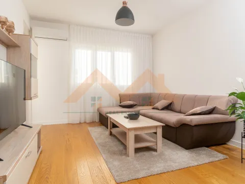 Izdavanje, jednosoban stan, 49m², Central Point, Podgorica