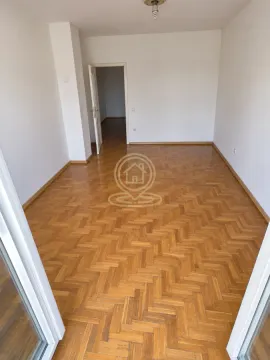 Prazna soba sa parketom i belim zidovima. - image 5