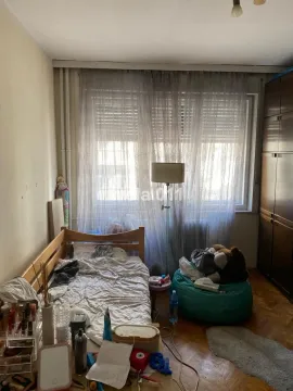 Manja spavaća soba sa krevetom, garderoberom i prozorom sa zavesama. - image 6