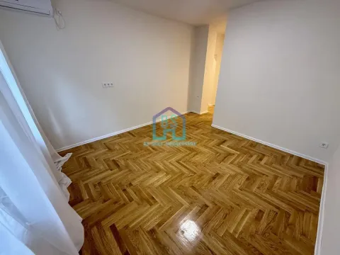 Prazna soba sa parketom i belim zidovima. - image 3