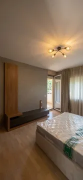 Spavaća soba sa krevetom i izlazom na terasu. - image 6