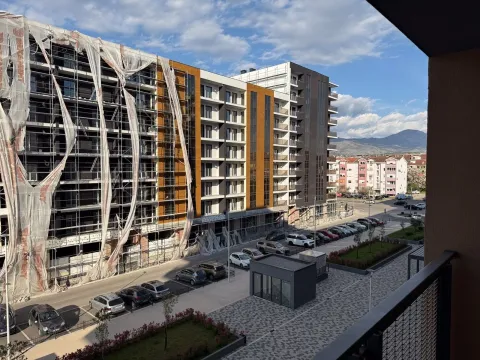 Pogled sa terase na zgradu u izgradnji i okolne objekte. - image 12