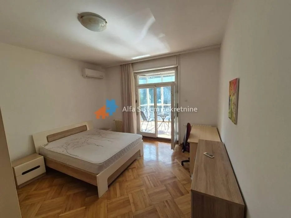 Furnished bedroom with a double bed and access to the terrace.