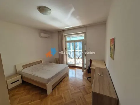 Furnished bedroom with a double bed and access to the terrace. - image 11