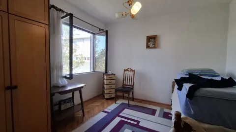 Namještena spavaća soba sa krevetom, ormarom i prozorom. - image 11