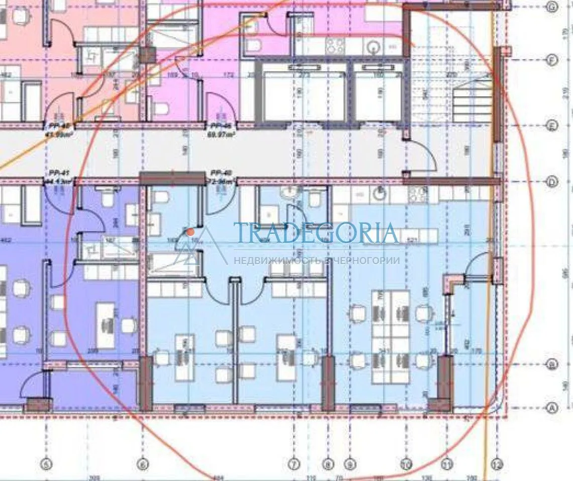 Arhitektonski plan nekretnine sa označenim rasporedom prostorija.