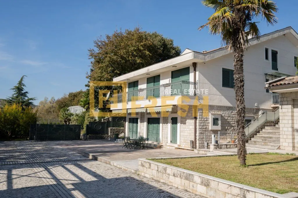 Rent, house, 380m², Mareza, Podgorica