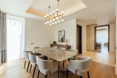 Prostrana trpezarija sa velikim stolom i modernim lusterom. - image 9