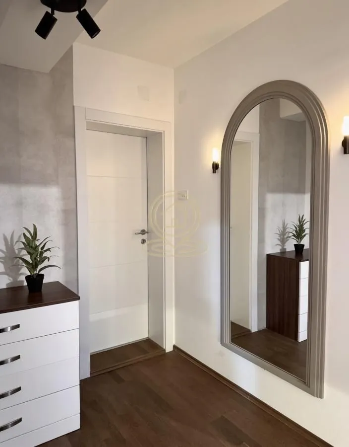 Izdavanje, trosoban stan, 67m², Palilula, Niš